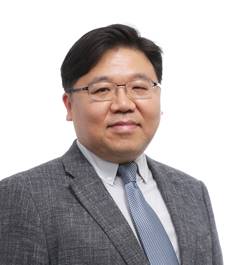 2018.11 신정섭 증명사진.jpg